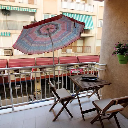 Large Terrace Two Blocks From The شقة تورّيفيِخا